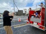 消防車は子どもたちから大人気。撮影を頼まれることも多いという（写真：うつみさん提供）