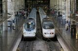 スペイン鉄道の高速列車「AVE」102型（左）と100型（撮影：橋爪智之）