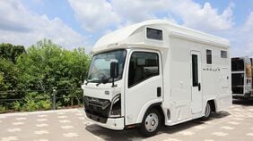いすゞ｢ビーカム｣ベースの新型キャンピングカー｢ハルカ｣登場､2000万円級の人気キャブコン｢サクラ｣が正常進化