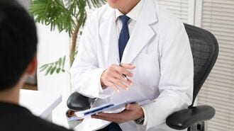 患者を診る医師