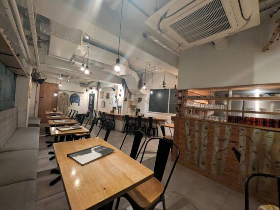 夜パフェ専門店の店内