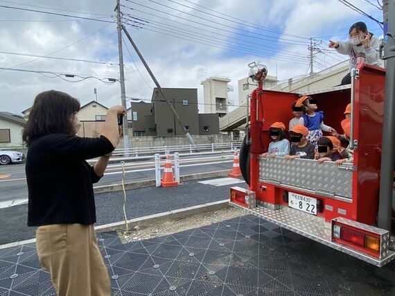消防車は子どもたちから大人気。撮影を頼まれることも多いという(写真:うつみさん提供)