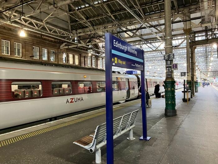 エディンバラ駅に停車する「あずま」