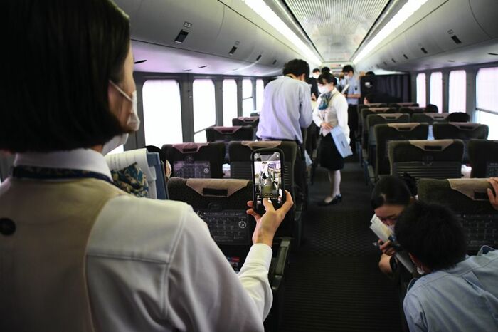 訓練をスマホで撮影する客室乗務員