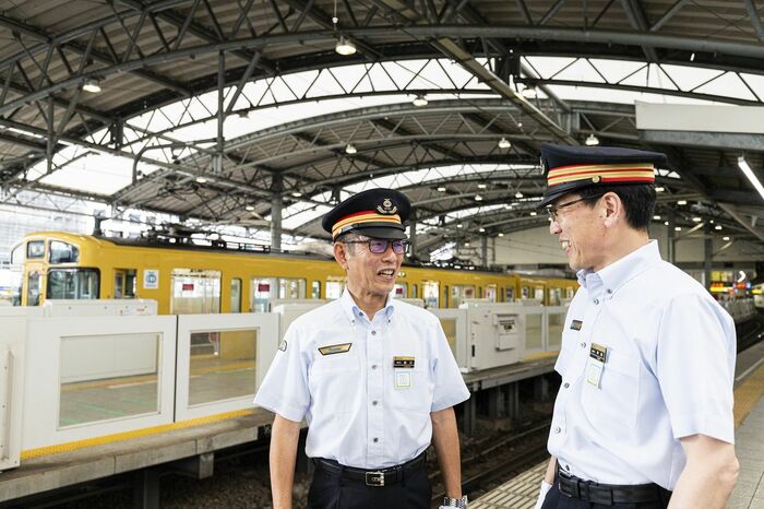 池袋駅は特急から各停までさまざまな列車が発着する