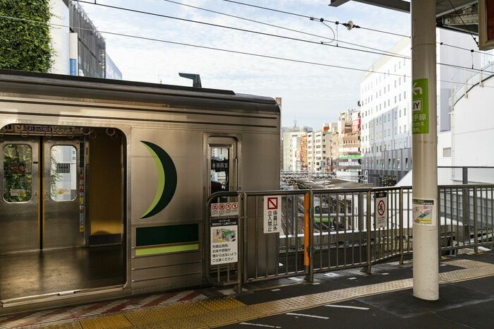 山手線を見下ろす位置の五反田駅ホーム