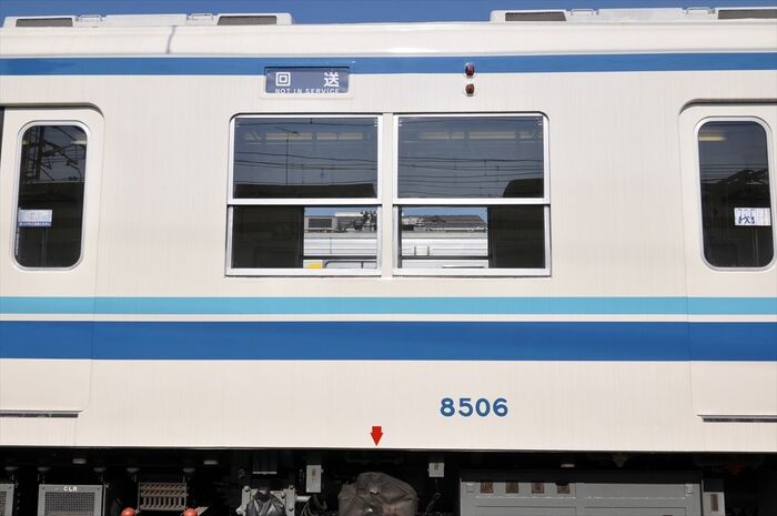 8000系は製造時期で窓の形が若干違い、初期型は