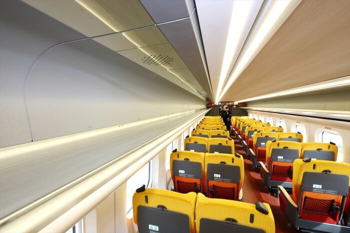 荷棚の高さから見た車内