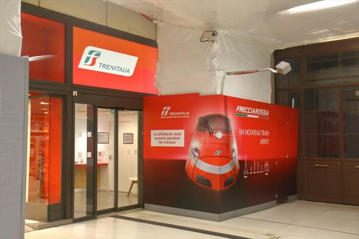 パリ・リヨン駅構内に設けられたトレニタリアの