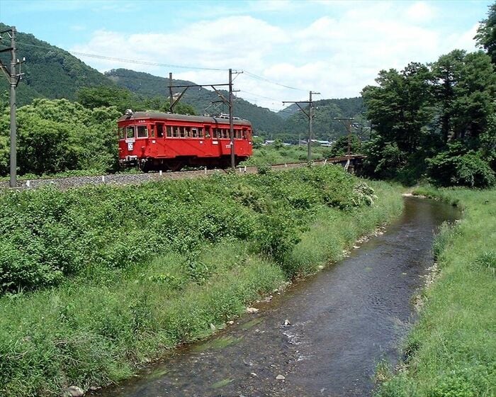 廃線が近づいた時期の谷汲線を行くモ750形