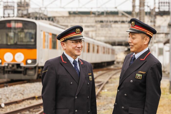 東武鉄道の福田真道・坂戸駅管区長と石田修・若葉駅長