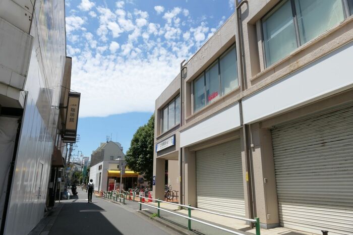 南口にはロータリーやペデストリアンデッキを