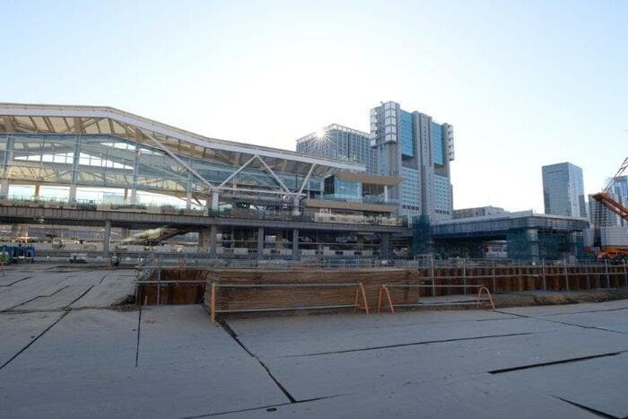 ほぼ同じ場所から見た現在の高輪ゲートウェイ駅