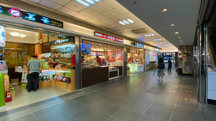 ドリンクスタンドとデザート店に挟まれた立地