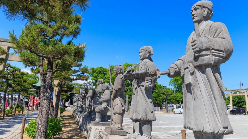 赤穂大石神社、 赤穂四十七士の石像（写真：taka ／PIXTA）