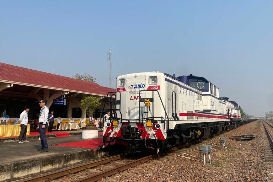 ラオス　元JR北海道　ディーゼル機関車　DD51