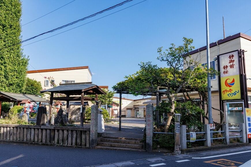 栗橋駅東口商店街の真ん中には、源義経の側室・静御前のものとされる墓がある（撮影：鼠入昌史）