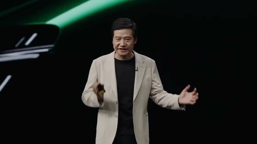 シャオミのEV販売は好調が続くが、ADASの安全性をめぐっては批判の声もある。写真は6月26日のイベントに登壇した創業者の雷軍CEO（同社のイベント動画より）