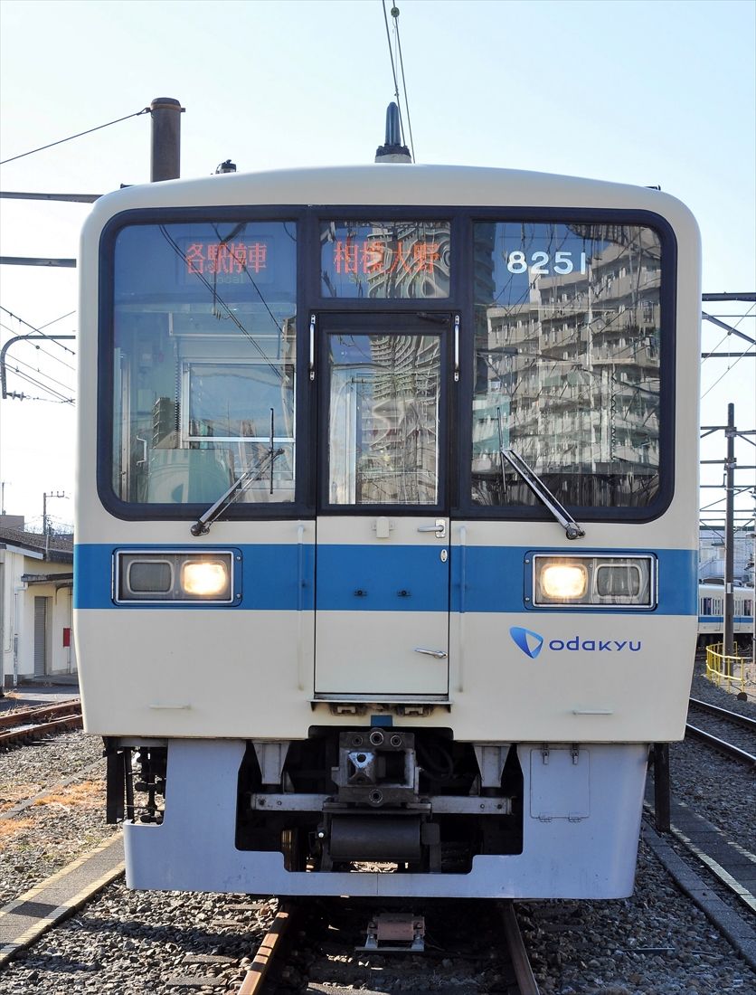 新宿寄りの先頭車、8251の正面（記者撮影）