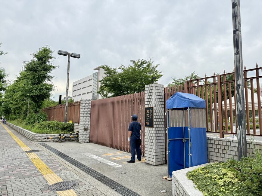 駅を出ると目の前にある国立印刷局東京工場。日本銀行券や収入印紙を製造している（写真：筆者撮影）