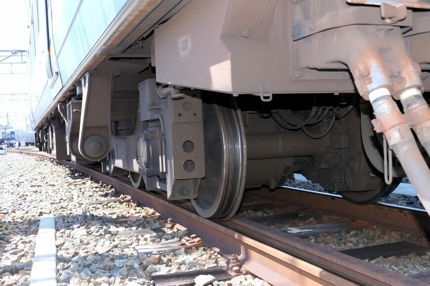 2000系はすべての台車にモーターが付いた全電動車（記者撮影）