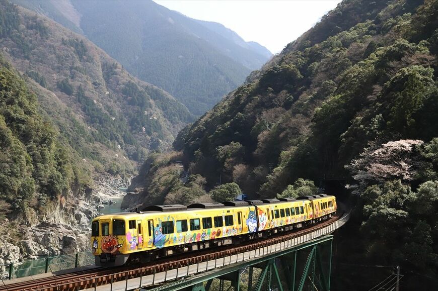 「アンパンマン列車」仕様の2700系（撮影：南正時）