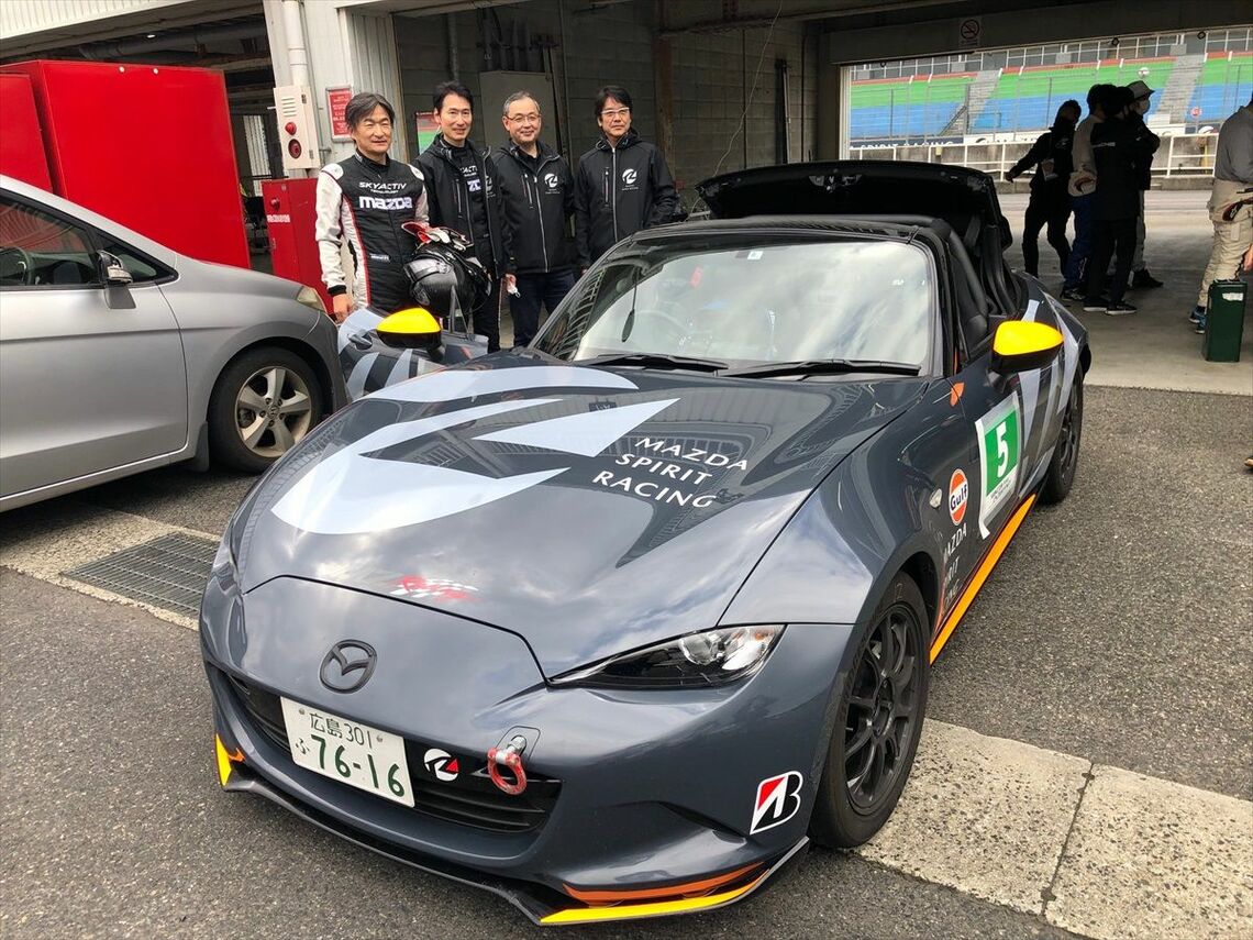 ミニ耐久レースに参加した4人の役員とロードスター（筆者撮影）