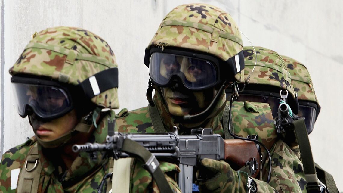 市街戦を想定した訓練を行っている自衛隊員(写真・Koichi Kamoshida/Getty Images)