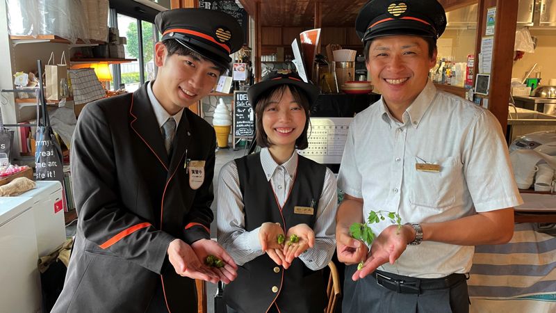 ホップを持つ駅員 （写真: 株式会社JR中央線コミュニティデザイン）