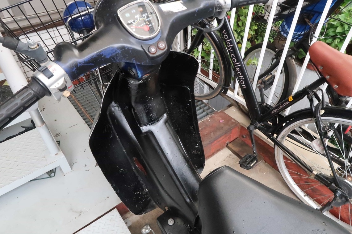 知人から譲り受けた通勤用の50cc原付バイク（ホンダのスーパーカブ）。10年以上乗り続けている。走行距離を聞いたところ、「メーターはずいぶん前に壊れてしまった」という（写真：編集部撮影）