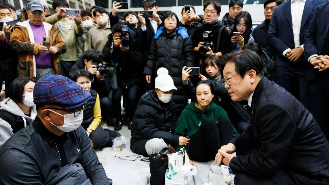 事故機の被害者家族と対面する最大野党、共に民主党の李在明代表（写真：SeongJoon Cho／Bloomberg）