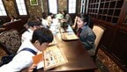 ホテルのロビーで会話