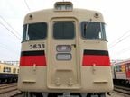 クリーム色に赤と黒のラインは鋼製車のデザイン