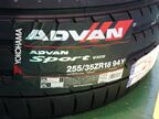 後輪のタイヤサイズは255/35R18（筆者撮影）