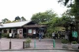「六甲高山植物園」の東入口。山小屋風カフェを併設（編集部撮影）