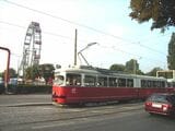 映画「第三の男」で有名な観覧車の前を走るウィーン市電（撮影：南正時）