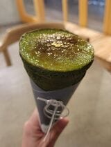 表面をキャラメリゼした抹茶クリームを抹茶生地で巻いた看板商品「掛川抹茶ブリュレ」990円。クリームの中に入るイチゴのコンフィチュールやグラハムクラッカーがアクセントになり、飽きずに食べられる（筆者撮影）