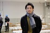 荷物を送りだすJR九州営業部杉山 空央氏。「鹿児島の水産物はその美味しさもさることながら、高い技術を有する漁業や養殖業の担い手たちによって豊かな資源が守られている」と地域と生産者に寄り添う（筆者撮影）
