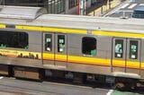 南武線のE233系電車。右側の窓上にある銀色の部分がスピーカー（編集部撮影）