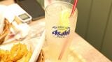 店内仕込みのレモネードにお酒を加えたフレッシュネスレモンサワー。甘いが、自然な甘みなので安心感がある（撮影：尾形文繁）