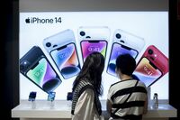 アップルが最新iPhoneを中国で異例の大幅値引き 回復に期待している中国で需要の弱さを示す兆候