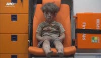 シリア空爆で流血の5歳男児映像、ＳＮＳで動揺と非難広がる