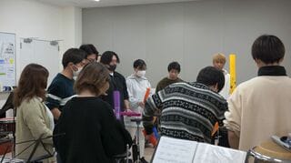 小学校へは、打楽器のメンバーも指導しに行った。叩くと音が鳴るとっつきやすさからか、打楽器が一番、小学生に人気だったという