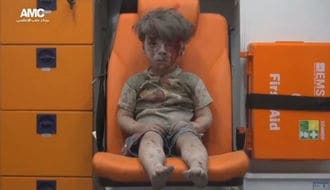 シリア空爆で流血の5歳男児映像、ＳＮＳで動揺と非難広がる