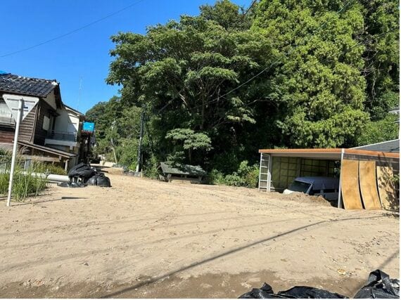 山側から流れて来た土砂に埋まった車・住宅