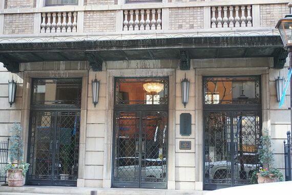 美しい格子扉が印象的な、綿業会館のエントランス正面