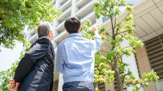 建物を見上げる男性