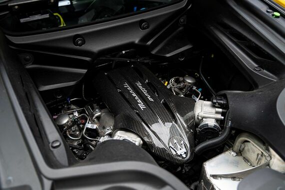 V型6気筒ツインターボ“ネットゥーノ”エンジンは、最高出力640PSを発生し、100-100km/h加速2.8秒、最高速324km/hという超弩級のスペック