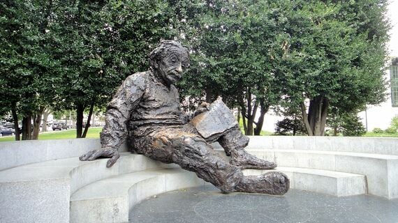 アインシュタイン像