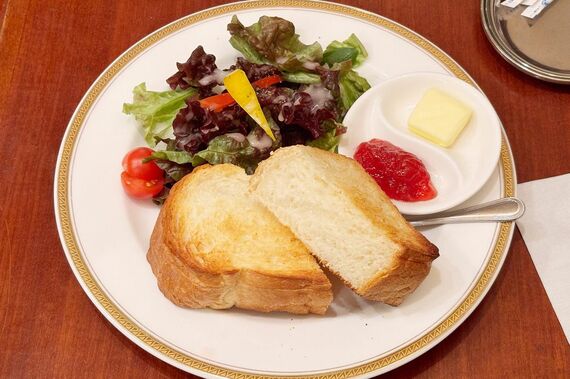 パンとサラダのシンプルな朝食プレート